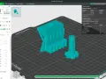 Widok interfejsu programu do przygotowania modeli do druku 3D. Na ekranie widać trójwymiarowe modele silnika i śruby, gotowe do druku. Po lewej stronie znajdują się ustawienia jakości i parametrów druku, a po prawej podsumowanie projektu, w tym szacowa...