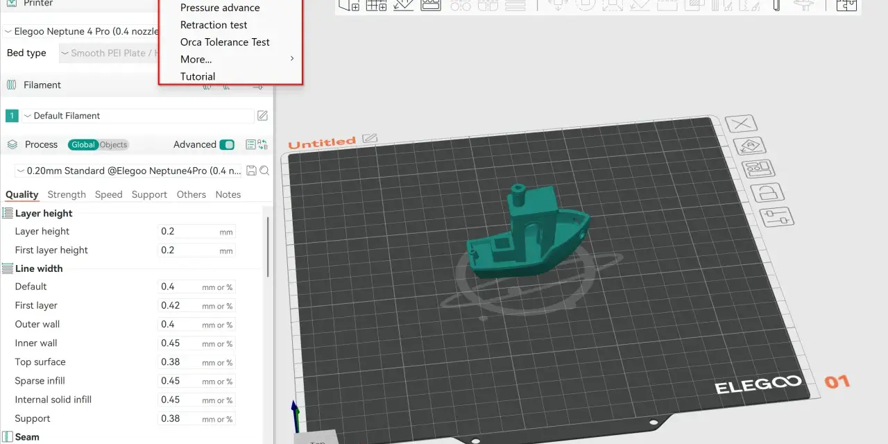 Menu kalibracja drukarki 3d, z opcjami temperatury, przepływu, retrakcji i testu tolerancji. Widoczny model Benchy.