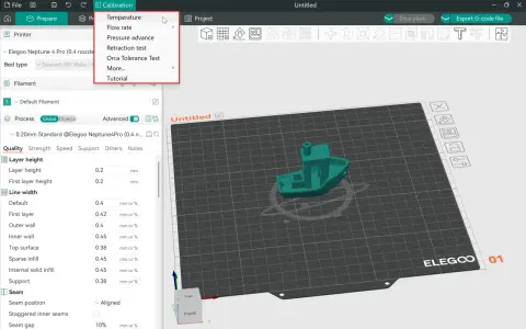 Menu kalibracja drukarki 3d, z opcjami temperatury, przepływu, retrakcji i testu tolerancji. Widoczny model Benchy.