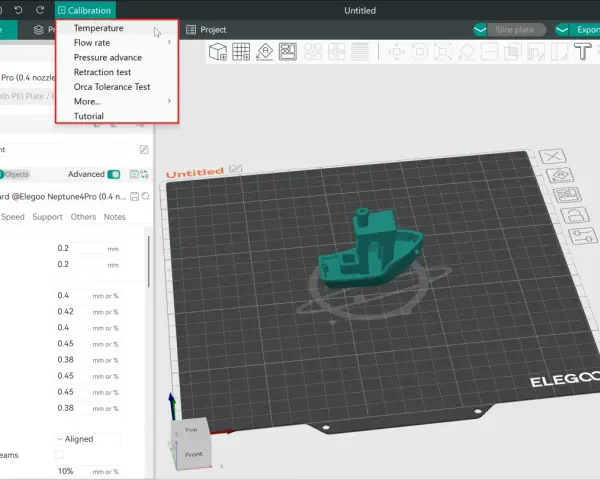 Menu kalibracja drukarki 3d, z opcjami temperatury, przepływu, retrakcji i testu tolerancji. Widoczny model Benchy.