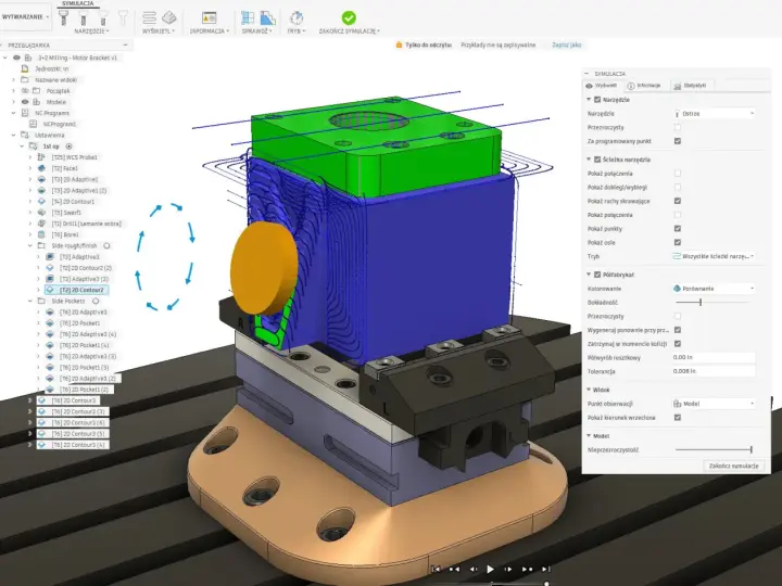 Symulacja obróbki 3+2 w Fusion 360, pokazująca ścieżki narzędzia i półfabrykat.