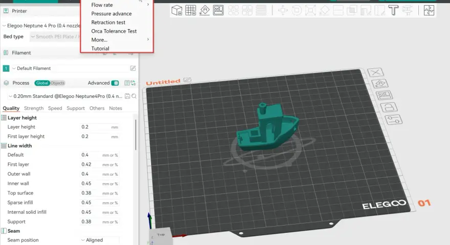 Menu kalibracja drukarki 3d, z opcjami temperatury, przepływu, retrakcji i testu tolerancji. Widoczny model Benchy.