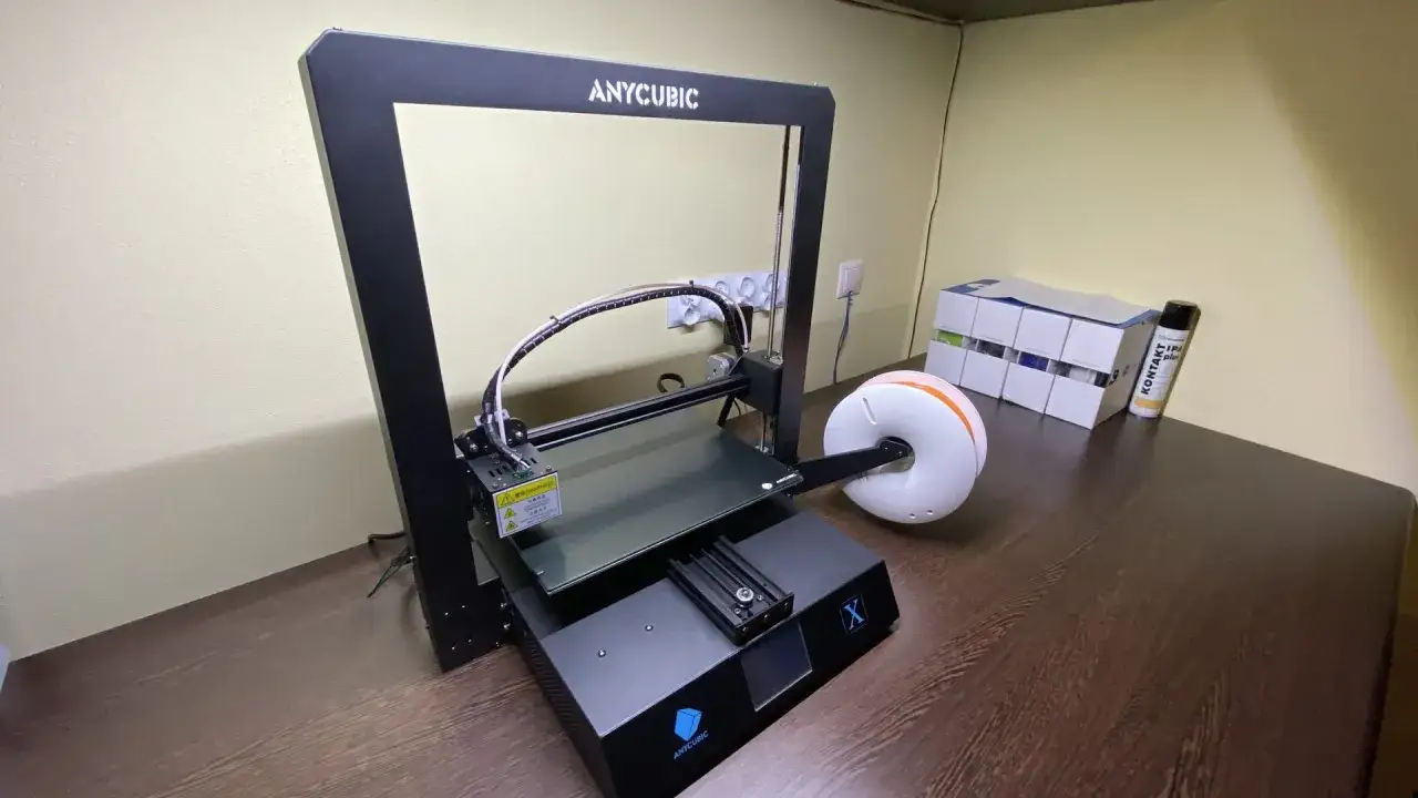 Drukarka 3D Anycubic Mega X z nawiniętym filamentem, gotowa do tworzenia wielkich projektów.