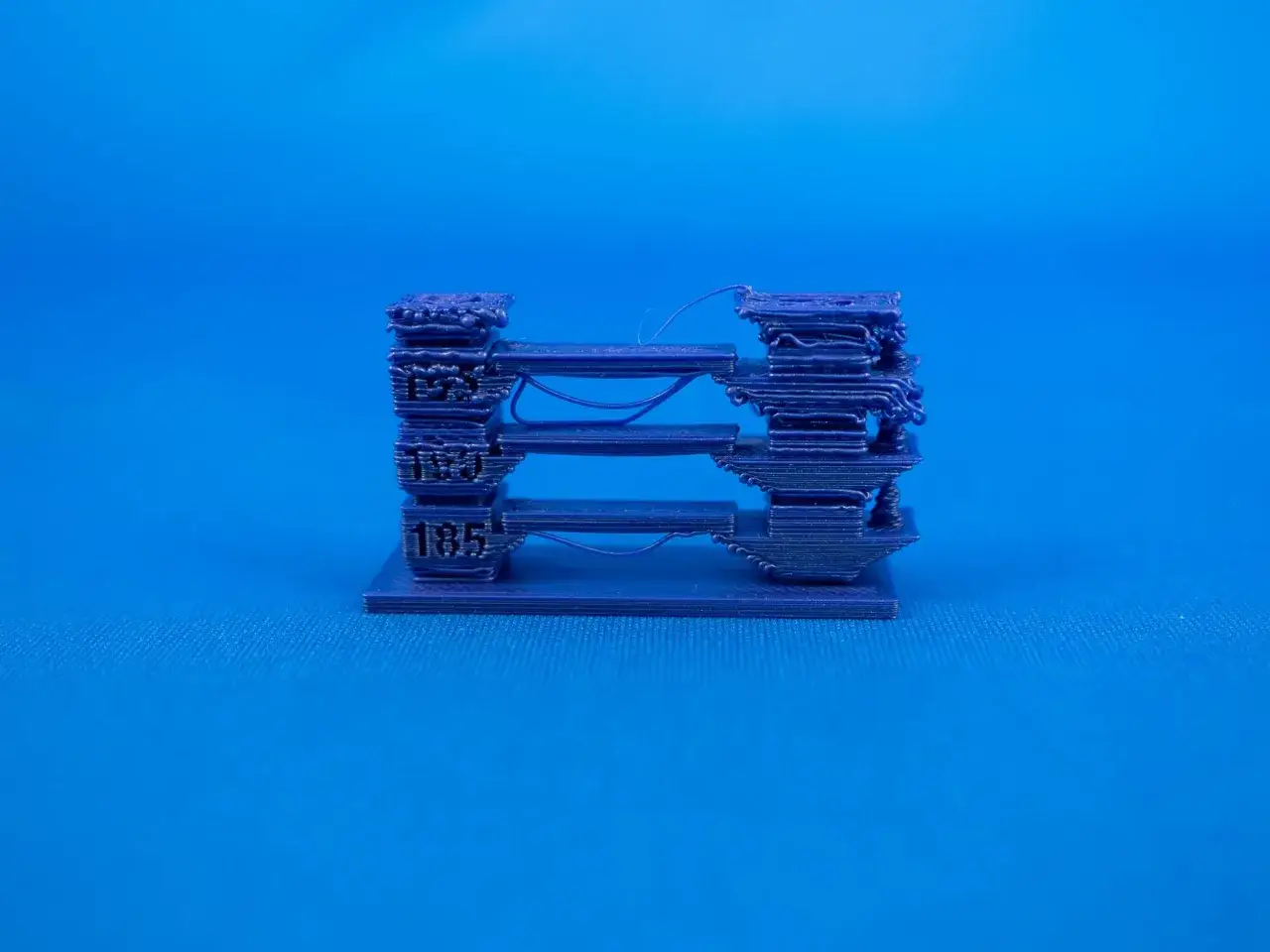 Test wydruku 3D z PLA, pokazujący różne poziomy temperatury. Widać niedoskonałości wynikające z nieoptymalnej pla temperatura.