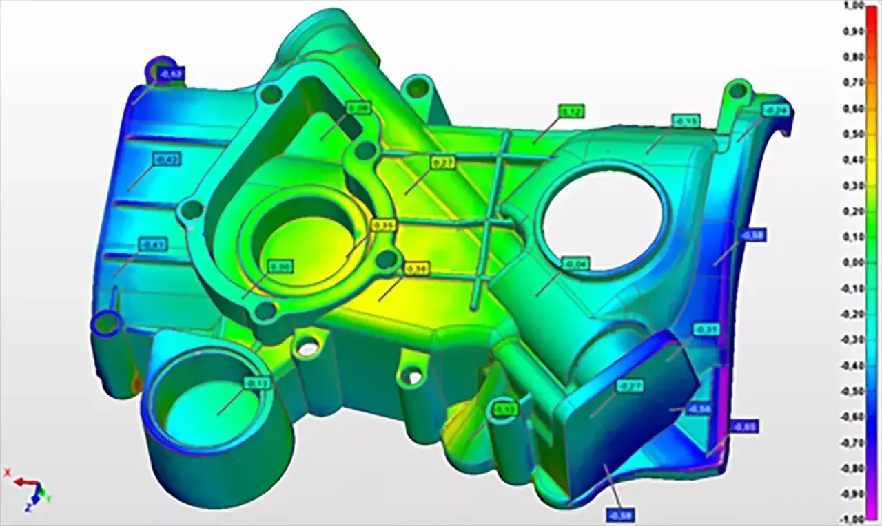Model 3D obudowy z kolorową mapą pokazującą odchyłki wymiarów. Wskaźniki pokazują różnice od projektu.
